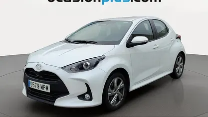 Blanco Usado 2024 Toyota Yaris Hybrid Active Utilitario | 16.455 € (Buen precio)
