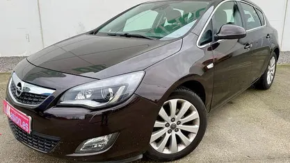 Usado Opel Astra 140 CV (102 kW) 2012 Berlina
