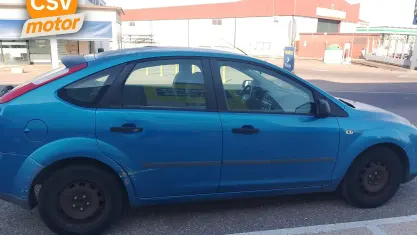 Usado Ford Focus Trend 90 CV (66 kW) 2005 Azul