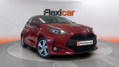 Usado Toyota Yaris Hybrid Active 116 CV (85 kW) 2025 Rojo Berlina