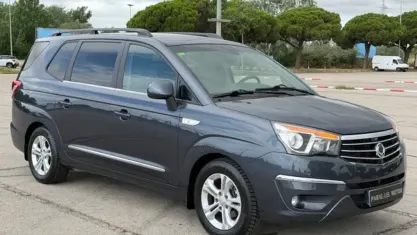Usado SsangYong Rodius Limited 178 CV (130 kW) 2017 Gris Monovolumen