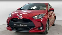 Rojo Usado 2024 Toyota Yaris Hybrid Active Berlina | 22.750 € (Precio justo)