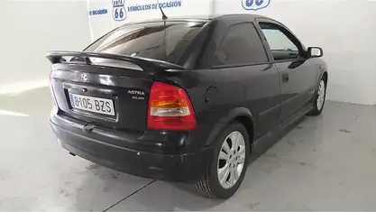Usado Opel Astra Sportive 125 CV (91 kW) 2002 Negro Utilitario