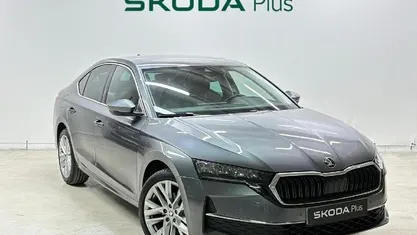 Gris Usado 2025 Skoda Octavia Berlina | 28.900 € (Precio justo)
