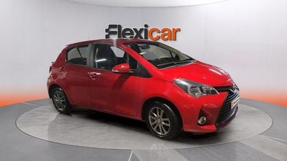 Używany Toyota Yaris Active 69 KM (50 kW) 2017 Czerwony Sedan/Limuzyna