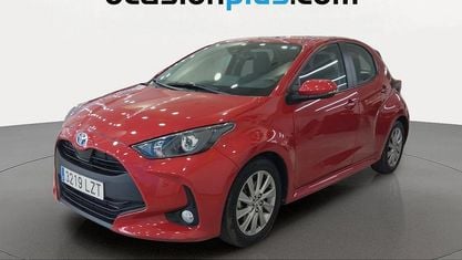 Usado Toyota Yaris Hybrid Active 116 CV (85 kW) 2022 Rojo Utilitario
