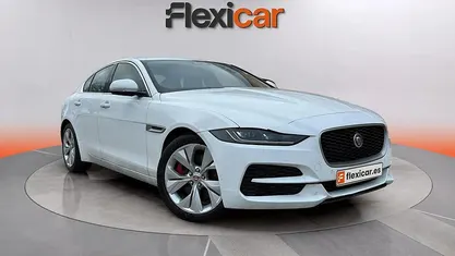 Usado Jaguar XE R-Sport 180 CV (132 kW) 2019 Blanco Berlina