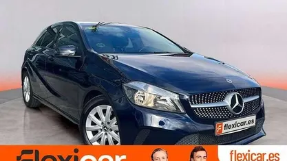 Usado Mercedes A180 Urban 109 CV (80 kW) 2017 Azul Utilitario