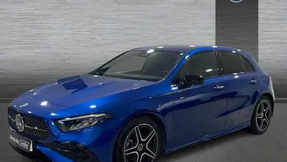 Azul Usado 2025 Mercedes A200 AMG line Berlina | 35.900 € (Precio justo)
