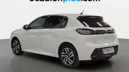 Usado Peugeot 208 Allure 100 CV (73 kW) 2021 Blanco Utilitario