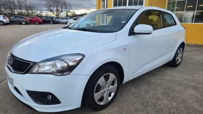 Begagnad Kia Ceed Plus 90 HK (66 kW) 2012 Vit Halvkombi
