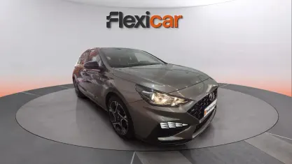 Usado Hyundai i30 110 CV (80 kW) 2023 Beige Berlina