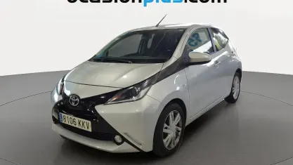 Usado Toyota Aygo X-play 69 CV (50 kW) 2018 Gris plata Utilitario