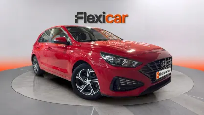 Usado Hyundai i30 120 CV (88 kW) 2022 Rojo Berlina