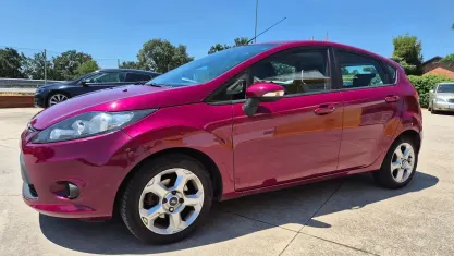 Usado Ford Fiesta Trend 82 CV (60 kW) 2010 Marrón Utilitario