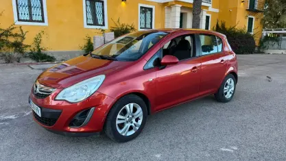 Usado Opel Corsa Selective 85 CV (62 kW) 2013 Rojo Utilitario