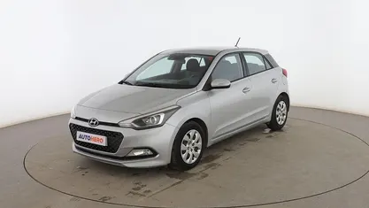 Usado Hyundai i20 75 CV (55 kW) 2016 Gris Utilitario