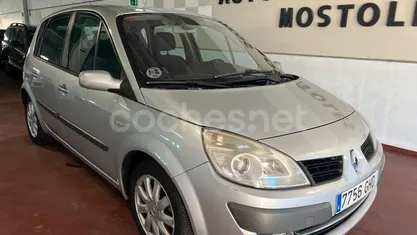 Usado Renault Scénic II Dynamique 105 CV (77 kW) 2008 Gris Monovolumen
