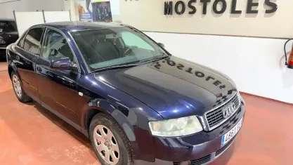 Usado Audi A4 130 CV (95 kW) 2002 Azul Berlina
