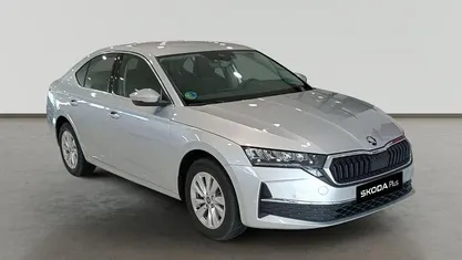 Gris Nuevo 2025 Skoda Octavia Selection Berlina | 29.490 € (Buen precio)