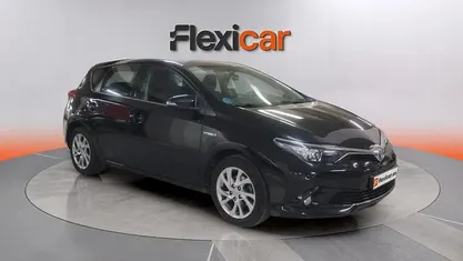 Usado Toyota Auris Hybrid Active 136 CV (100 kW) 2016 Negro Berlina