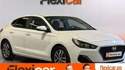 Usado Hyundai i30 120 CV (88 kW) 2018 Blanco Berlina