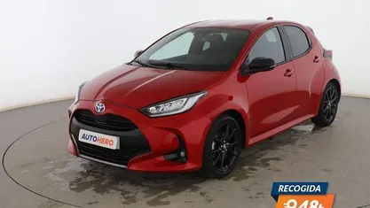 Usado Toyota Yaris Hybrid Style 116 CV (85 kW) 2023 Rojo Berlina