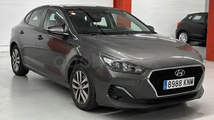 Usado Hyundai i30 GO! 120 CV (88 kW) 2018 Gris / plata Berlina