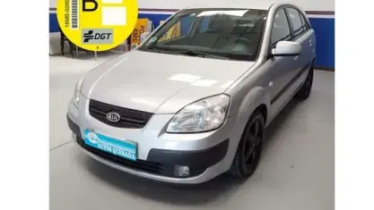 Usado Kia Rio 110 CV (80 kW) 2006 Gris Utilitario