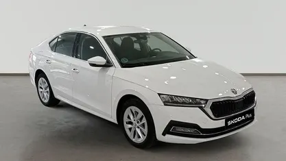 Blanco Usado 2024 Skoda Octavia Selection Berlina | 29.990 € (Precio justo)