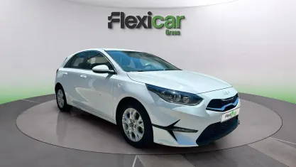 Usado Kia Ceed 136 CV (100 kW) 2023 Blanco Utilitario