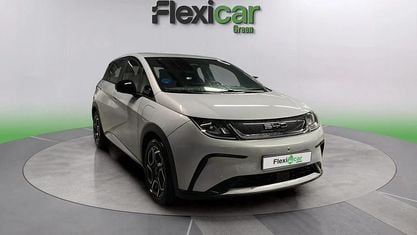 Begagnad BYD Dolphin Comfort 150 kW (204 HK) 2024 Vit Halvkombi