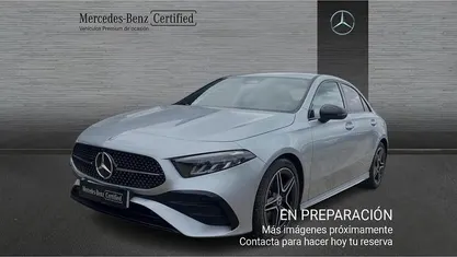 Usado Mercedes A180 AMG line 116 CV (85 kW) 2025 Plata hightech (metalizado) Utilitario