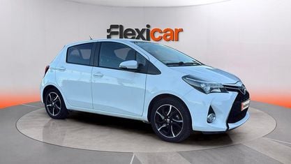 Używany Toyota Yaris Active 99 KM (72 kW) 2016 Biały Sedan/Limuzyna