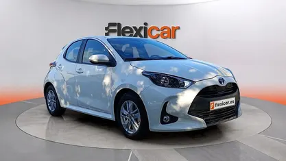 Usado Toyota Yaris Hybrid Active 116 CV (85 kW) 2022 Blanco Berlina
