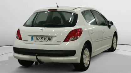 Usado Peugeot 207 Active 70 CV (51 kW) 2012 Blanco Berlina