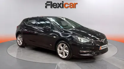 Usado Opel Astra Design & Tech 110 CV (80 kW) 2021 Negro Utilitario