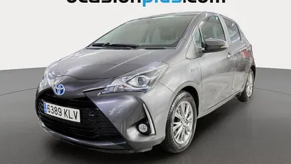 Usado Toyota Yaris Hybrid Active 100 CV (73 kW) 2018 Gris Utilitario