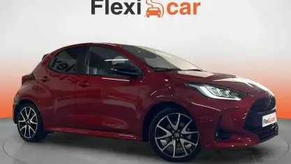 Usado Toyota Yaris Hybrid Plus 116 CV (85 kW) 2022 Rojo Berlina
