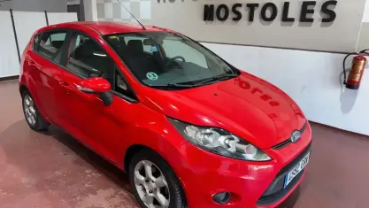 Usado Ford Fiesta Trend 68 CV (50 kW) 2009 Rojo Utilitario