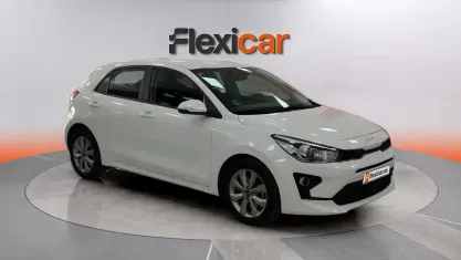 Usado Kia Rio 101 CV (74 kW) 2023 Blanco Berlina