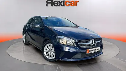 Usado Mercedes A180 Urban 109 CV (80 kW) 2017 Azul Utilitario