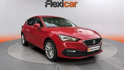 Usado Seat Leon Style 110 CV (80 kW) 2022 Rojo Familiar