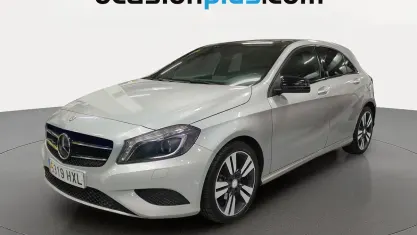 Usado Mercedes A180 Urban 109 CV (80 kW) 2014 Gris plata Utilitario