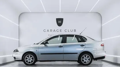 Usado Seat Cordoba Sport 101 CV (74 kW) 2007 Gris / plata Berlina