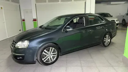 Używany VW Jetta Advance 105 KM (77 kW) 2008 Szary Sedan/Limuzyna