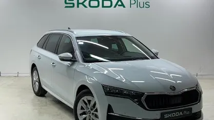 Blanco Usado 2025 Skoda Octavia Selection Familiar | 28.900 € (Precio justo)