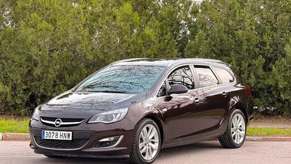 Usado Opel Astra Sportive 131 CV (96 kW) 2013 Negro Familiar