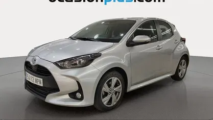 Usado Toyota Yaris Hybrid Active 116 CV (85 kW) 2024 Gris plata Utilitario