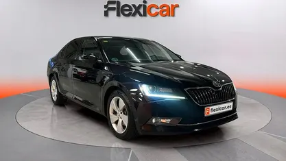 Usado Skoda Superb Style 190 CV (139 kW) 2018 Gris Berlina